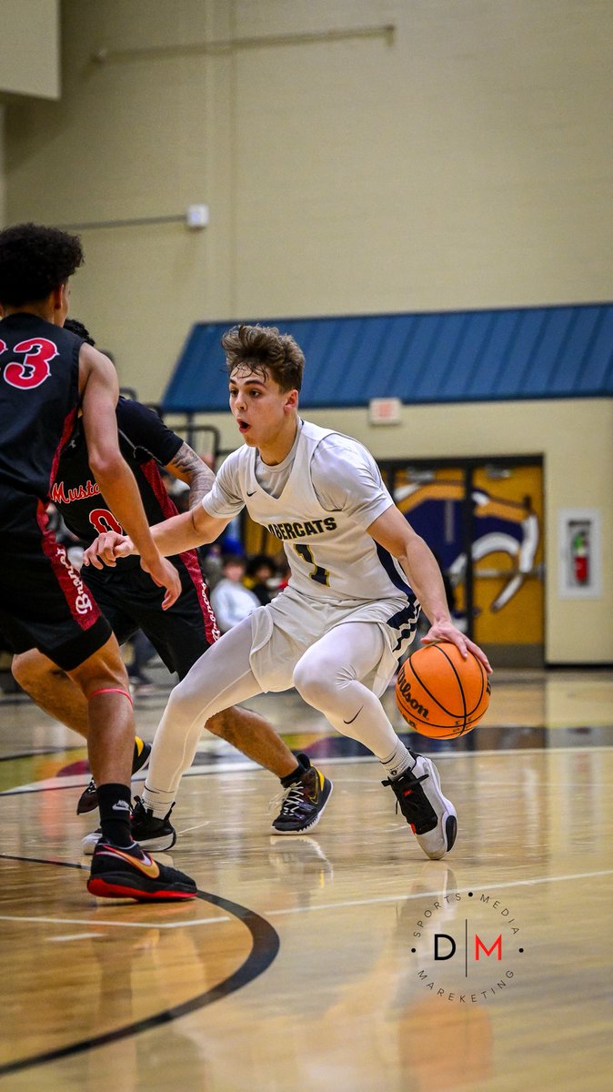 DMSportsMM's tweet photo. @_JesseLedbetter is putting in some work right now against Mustang ‼️
@SouthmooreHoops https://t.co/lo6uhQZWJN