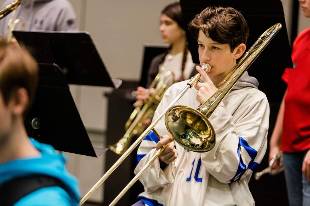 j_gutowski's tweet photo. Encourage the kids in your life to do all the things they want to do. Yes, sometimes sacrifices are needed, but there is always a way. Grateful for all the support and guidance that have helped Adam cultivate and balance all these passions. #hockeykid #musickid
📷: @OHMBOCES https://t.co/JGdRaJqgtW