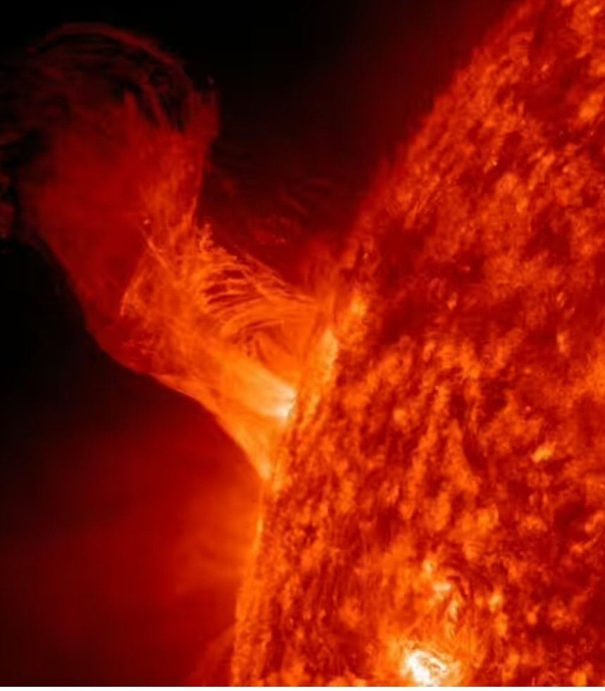 Gudimanchi's tweet photo. #Sunbreaksdown #scienceeducation #Science #ScienceTwitter #NASA @elonmusk @ScienceMagazine 
Sun did not break, Just a huge solar flare. The reporter who probably writes day in &amp; out ice blocks breaking, climate change etc wrote this. Stop scaring people. We have balloon to hunt https://t.co/W7qM5VHn3e