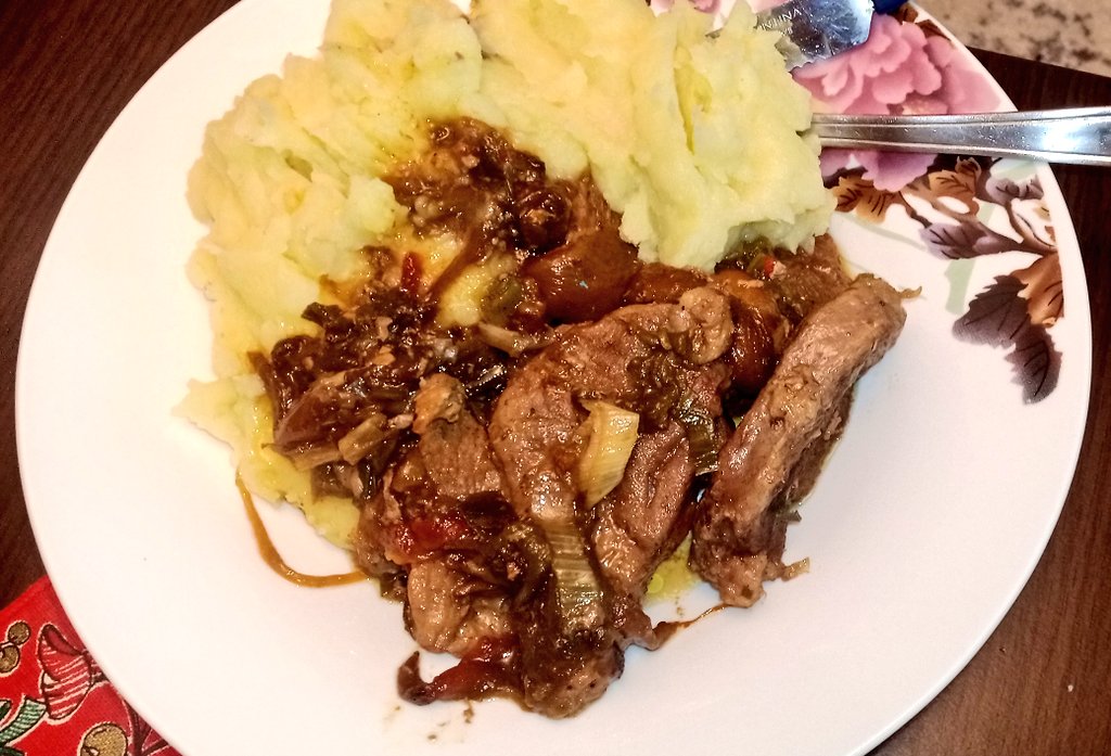 nico_patrascu's tweet photo. #baked #porkmeat #piure #mashedpotatoes #chillisauce https://t.co/AtDG6Zf9h5