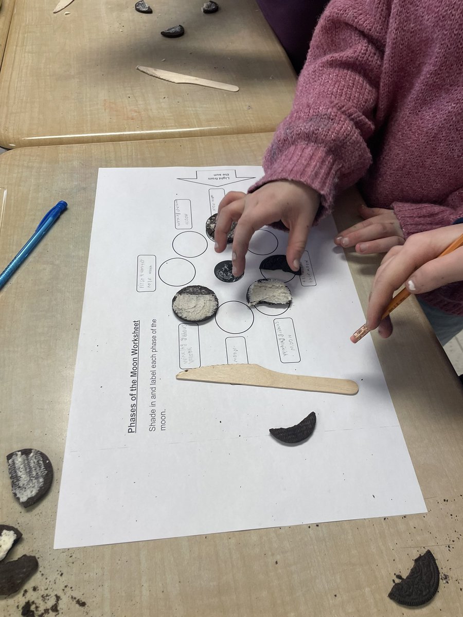DaveyJenn's tweet image. Finishing off this week with investigating the phases of the moon with Oreos. And maybe sampling some before heading home for the weekend! We work hard and have fun while learning  @selbyschool 💜