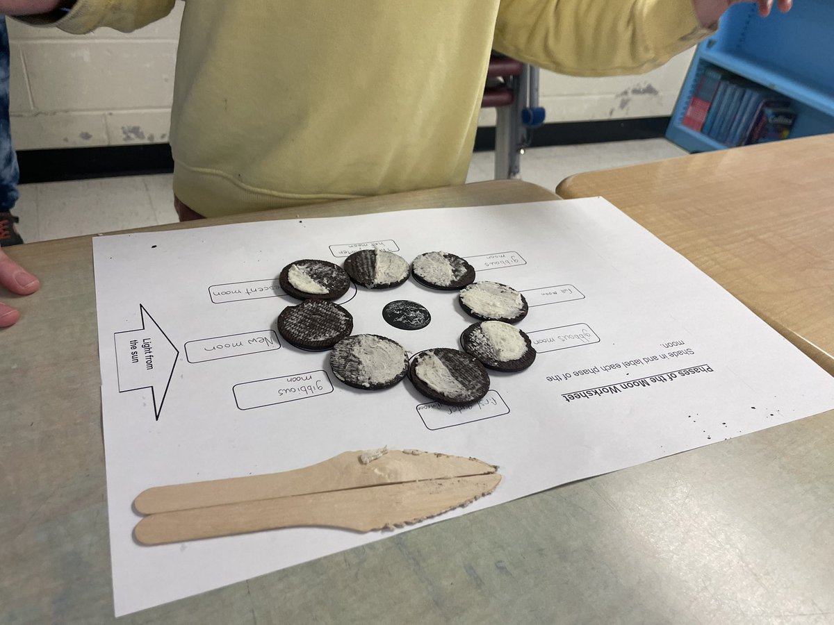 DaveyJenn's tweet image. Finishing off this week with investigating the phases of the moon with Oreos. And maybe sampling some before heading home for the weekend! We work hard and have fun while learning  @selbyschool 💜