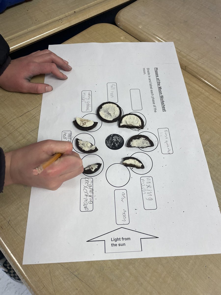 DaveyJenn's tweet image. Finishing off this week with investigating the phases of the moon with Oreos. And maybe sampling some before heading home for the weekend! We work hard and have fun while learning  @selbyschool 💜