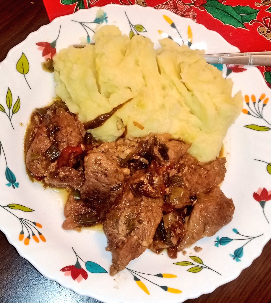 nico_patrascu's tweet photo. #baked #porkmeat #piure #mashedpotatoes #chillisauce https://t.co/AtDG6Zf9h5