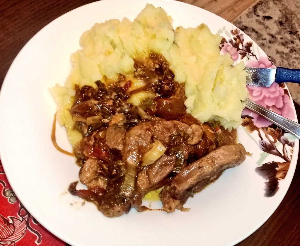 nico_patrascu's tweet photo. #baked #porkmeat #piure #mashedpotatoes #chillisauce https://t.co/AtDG6Zf9h5