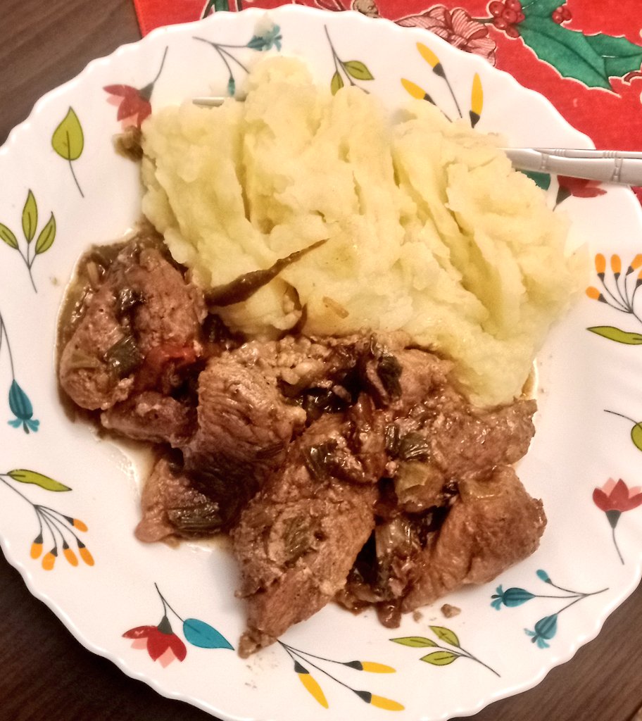 nico_patrascu's tweet photo. #baked #porkmeat #piure #mashedpotatoes #chillisauce https://t.co/AtDG6Zf9h5