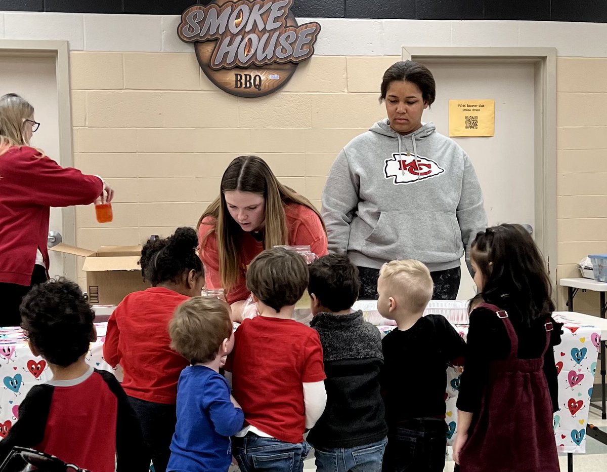 PCR3FCCLA's tweet photo. It was a wonderful afternoon interacting with Platte County Parent As Teachersโ families. Children and families rotated through a variety of learning stations. #parentasteqchere #pcr3fccla #fcsedu @PCHSHalls @PCHSprincipals @PlatteCountyR3 https://t.co/BiCEQOnqnB