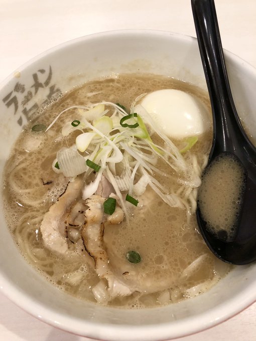 東京行く前に福岡でラーメン補充〜!!海鳴のラーメン初めて食べたけど魚介豚骨!!食べやすかった!!! 