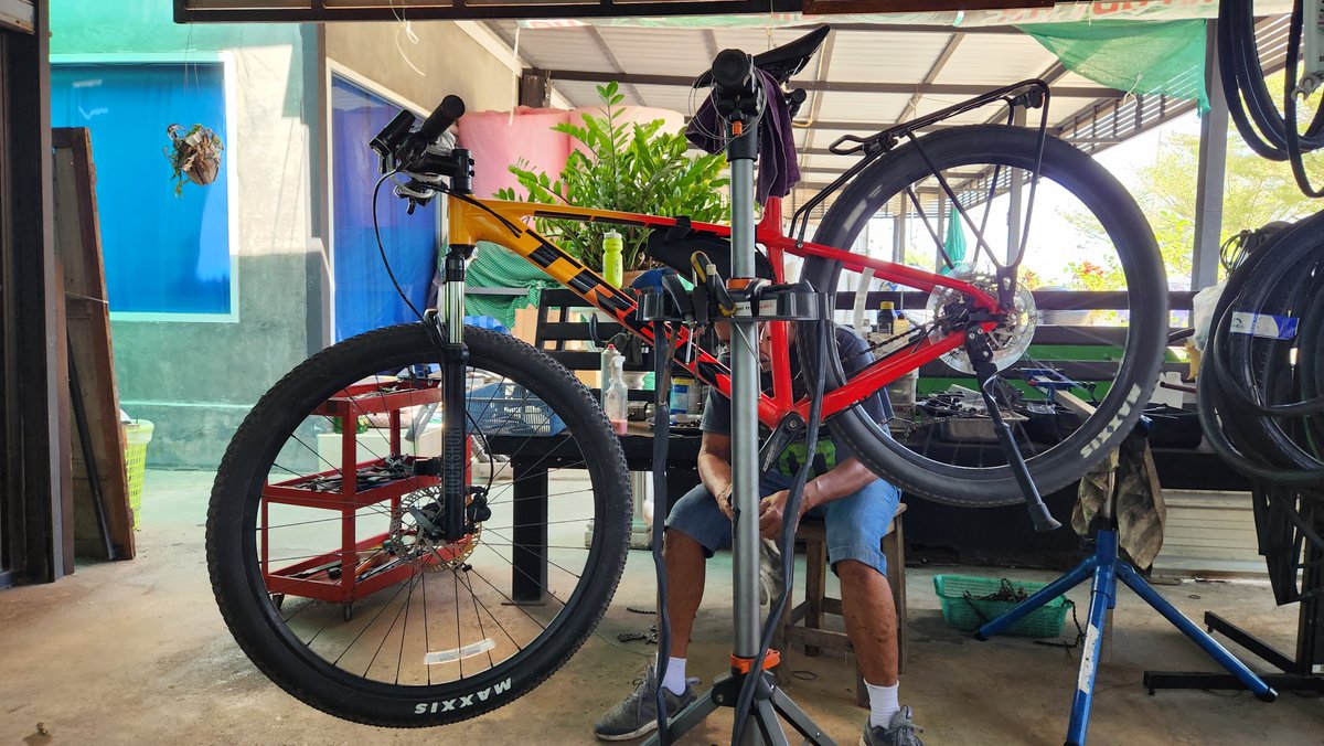 misterkwai's tweet image. Cycling - Khlong Chaeng Ron / Bang Mot. (50 km)  My new chainring arrived yesterday, upgrading from 28T to 34T. So I went to a bike shop south of Khlong Bang Mot. More oomph with this new chainring from Pass Quest. :)

Thanks for your advice @20Eur20! 

#Cycling #Chainring #Trek