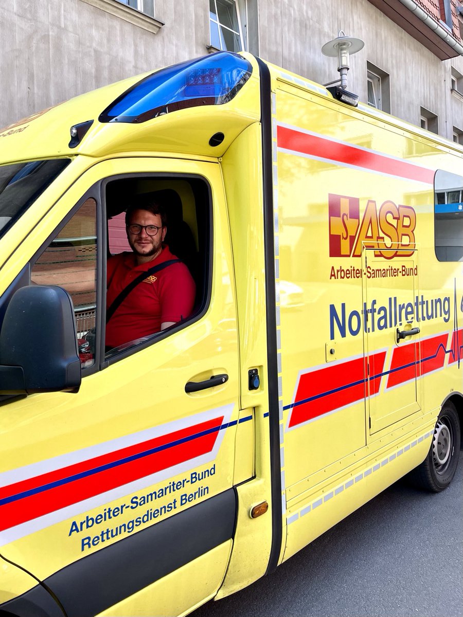 marianwendt's tweet photo. In den Uniformen von Rettungsdienst und Feuerwehr sind Menschen von um die Ecke. Zollen wir Ihnen Respekt. Besonders am heutigen internationalen #TagdesNotrufes. #112 @ASBinBerlin https://t.co/5cvCCjANOC