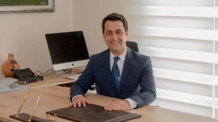 Hatay’da can kaybı olmayan tek ilçe olan Erzin’de Belediye Başkanı Ökkeş Elmasoğlu:

 “Tek bir kaçak yapıya izin vermedim. Bana herkes kızdı, memlekette tek doğru adam sen misin dediler! Şuan da vicdanım rahat.”