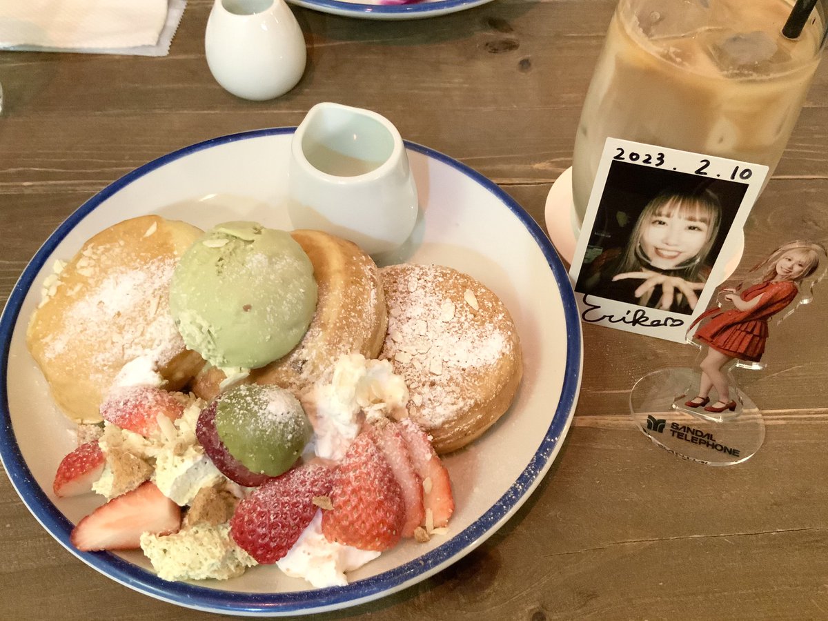 YabeSke's tweet photo. 今日も甘党活動。パンケーキは卵が原料だし苺があるから #エリ飯 ‼︎ 期間限定に弱いのでピスタチオチョコもかかってて豪華。粉雪でも降ったのかな。甘さ控えめ小ぶりで温か非常に食べやすくてペロリ完食!しょっぱいのが欲しくなってきた笑
#ダルフォン甘党部 #ダルフォンパンケーキ部
#DIORAMACAFE https://t.co/5eH3k8tsDb