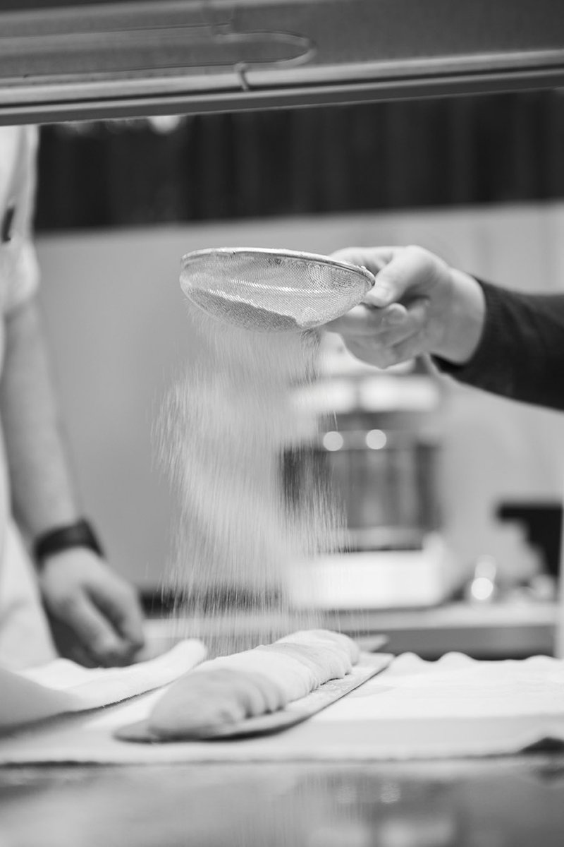 Iedere dag bakken vers op steen gebakken desembrood #ambacht #finedining #gaultmillau <a href="/MICHELINgidsBNL/">Guide MICHELIN Gids</a> <a href="/chefsenmeesters/">Chefs & Meesters</a> @restaurantdirkjandecock <a href="/kortrijk/">Kortrijk</a>