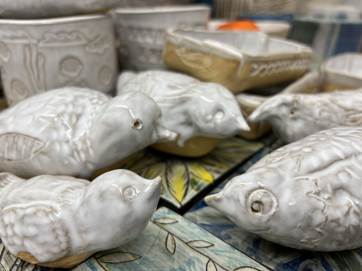 SE7Potter's tweet image. Kiln opening joy for classwork this morning 😊#ClassesMakeGreatGifts #GroupClass