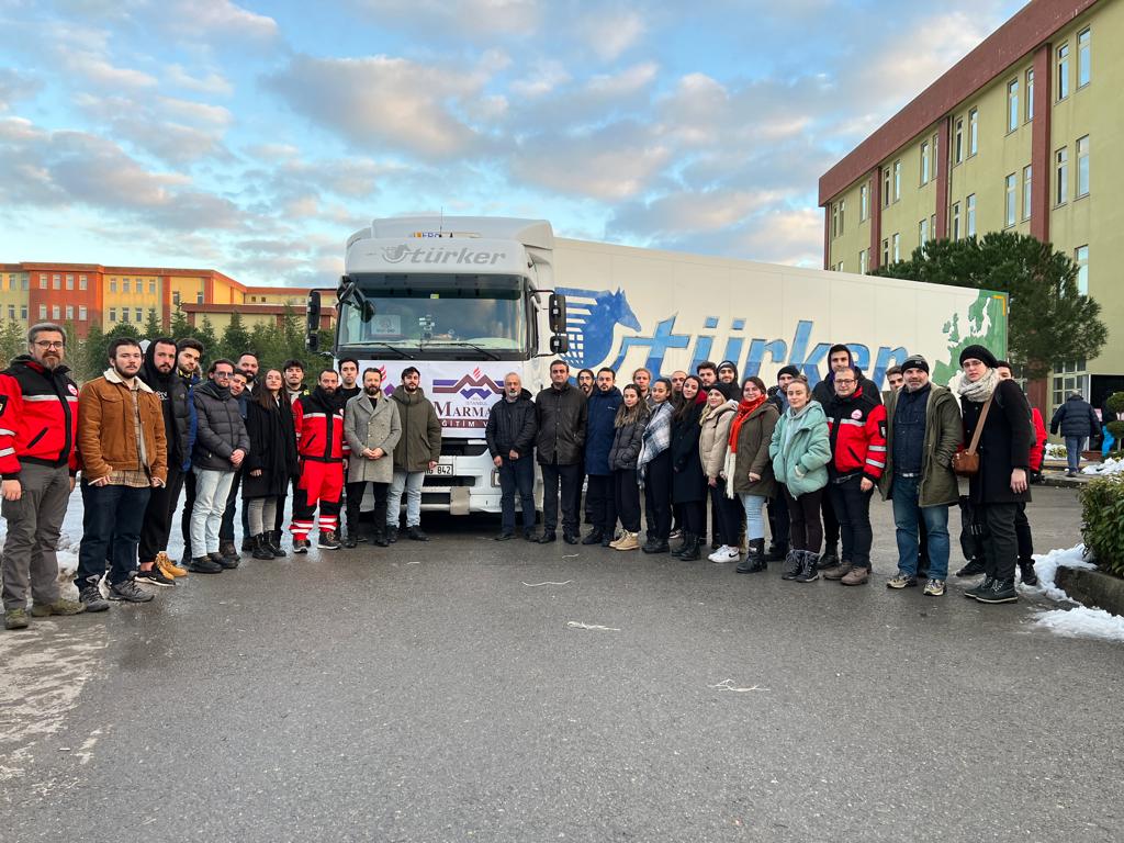 Edibe Sözen (@edibesozen) on Twitter photo Ikinci yardım tırımız Kahramanmaraş'a ulaşmak uzere dün gece yola çıktı.Kızılay ve Sosyal Yardımlaşma kulüplerimiz ve akın akın yardima gelen gönüllü ögrencilerimizin uğurlama anı🇹🇷🇹🇷🇹🇷 <a href="/MaltepeEduTr/">Maltepe Üniversitesi</a> Ikinci yardım tırımız Kahramanmaraş'a ulaşmak uzere dün gece yola çıktı.Kızılay ve Sosyal Yardımlaşma kulüplerimiz ve akın akın yardima gelen gönüllü ögrencilerimizin uğurlama anı🇹🇷🇹🇷🇹🇷 <a href="/MaltepeEduTr/">Maltepe Üniversitesi</a>