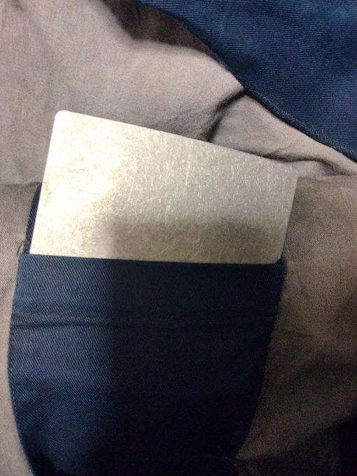 機動隊の防護衣あれこれ機動隊の内着型個人装備だと出動服下に薄い鉄板が入ってる防護衣を着ている登場年はわからないが型は大して変わらないでも、仕様は何個が違う1・生地素材が防炎のとじゃないのがある(写真は防炎)新しいのは防炎じゃないかな?2・後部に鉄板がある新しいのは無い? 