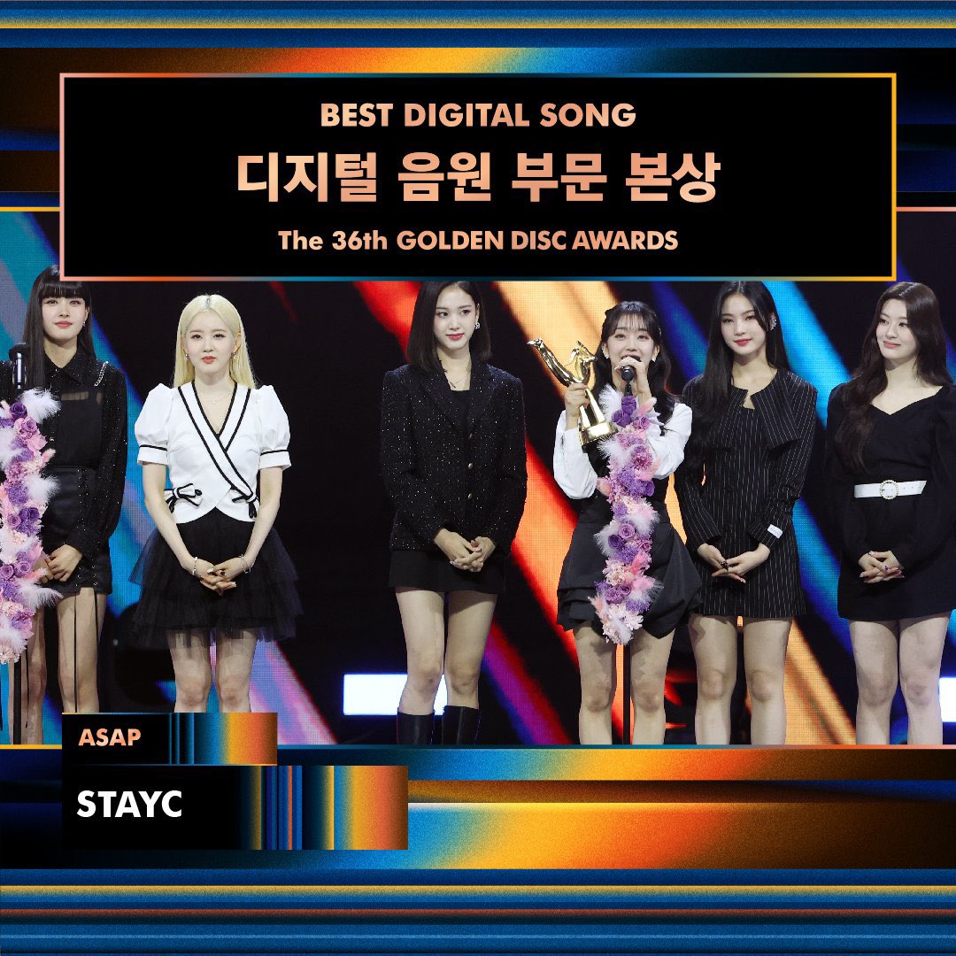 stayc holding awards is one of my favorite kinds of pictures