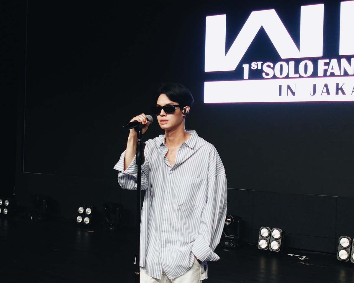 GMMTV's tweet photo. Solo ครั้งแรก ยึดหมดคนเดียวทั้งเวที
ตั้งใจซ้อมสุดๆ เก่งสุดๆเช่นกัน เอาใจไปเลยจ้า 😘🤟🏻

#WINreadyforJKT 
#GMMTV https://t.co/TnL6jSWufq