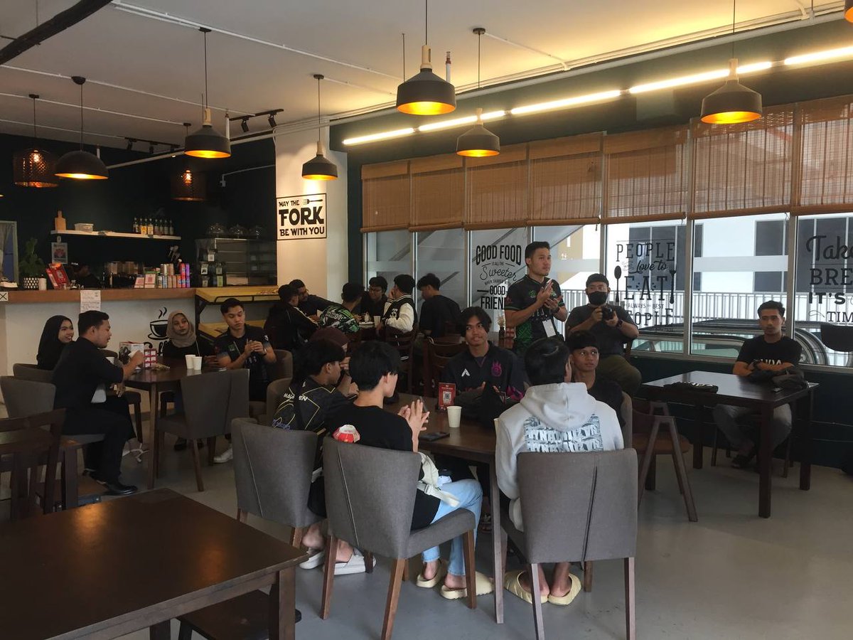 mudasepang's tweet photo. Sekitar waktu sebelum perlawanan ACF X GGE MLBB Tournament yang berlangsung di ALI Chicken and Fries, Paragon, Cyberjaya.
#mudasepang #gogogaming #MLtournament #mobilelegendsbangbang https://t.co/FKAJM2UVlA