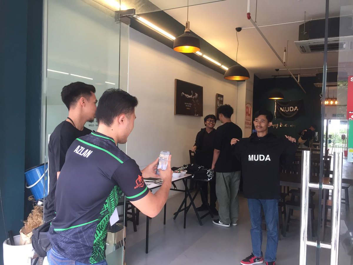 mudasepang's tweet photo. Sekitar waktu sebelum perlawanan ACF X GGE MLBB Tournament yang berlangsung di ALI Chicken and Fries, Paragon, Cyberjaya.
#mudasepang #gogogaming #MLtournament #mobilelegendsbangbang https://t.co/FKAJM2UVlA