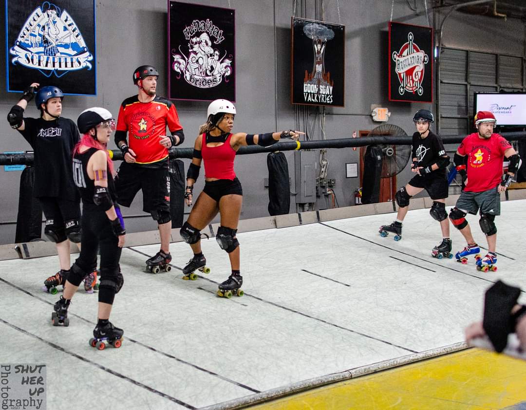 BtchesLuvSports's tweet photo. Pictures don't do this game justice at all, but here are a few. 

We'll find some video highlights to share during our next episode. 
#RollerDerby #BankedTrack https://t.co/wvDd1jbkLu