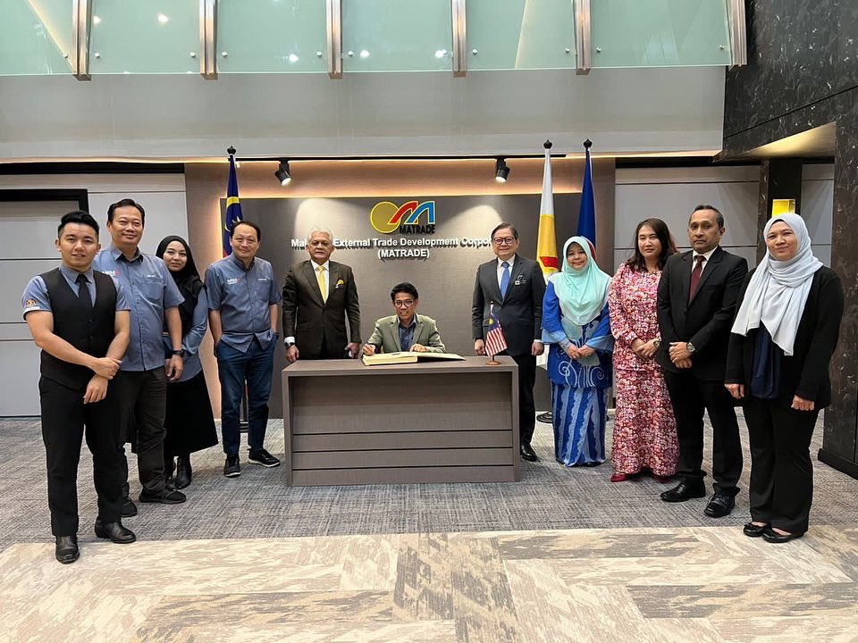 info_mrm's tweet photo. 10 Feb | Jumaat - MRM mengucapkan jutaan terima kasih kepada YBhg Datuk Mohd Mustafa Abdul Aziz, CEO MATRADE dan barisan pengurusan tertinggi MATRADE atas kesudian meluangkan masa menerima kunjungan daripada MRM. https://t.co/NkwD7JPXcN