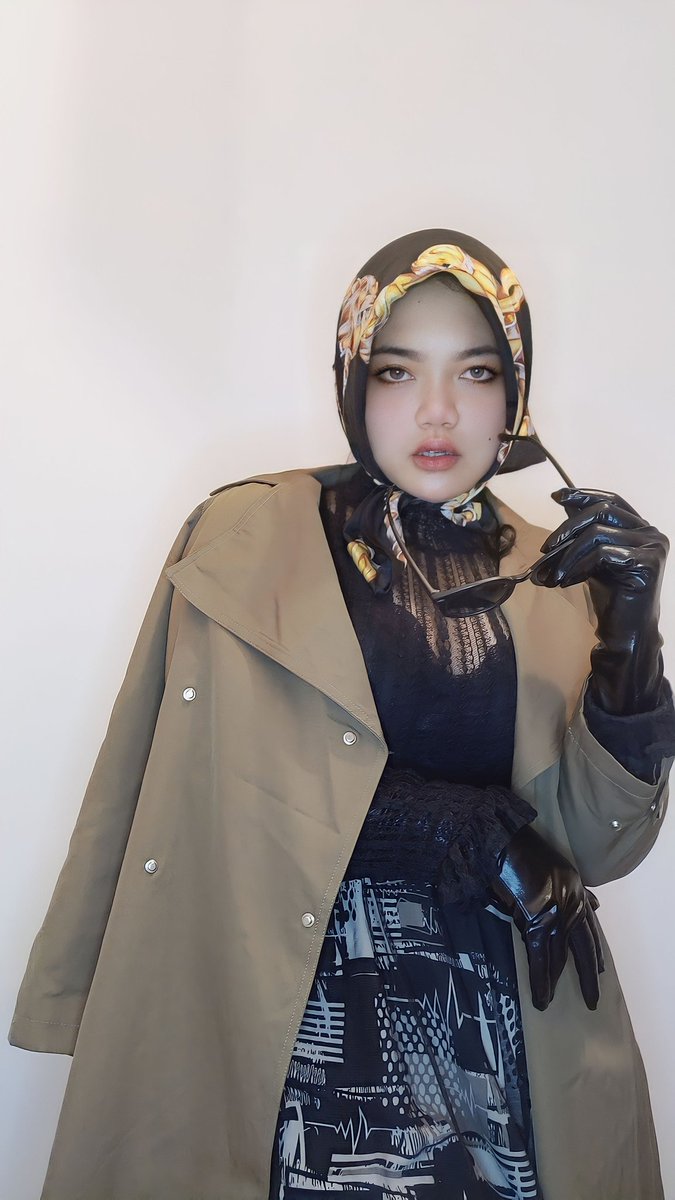 juniorpandhei's tweet photo. Tatap mata saya #LISAXCELINE #polis #sanremo23 #ประเทศไทยมีมินยุนกิแล้ว #gucci https://t.co/bI3Rqp7WSr