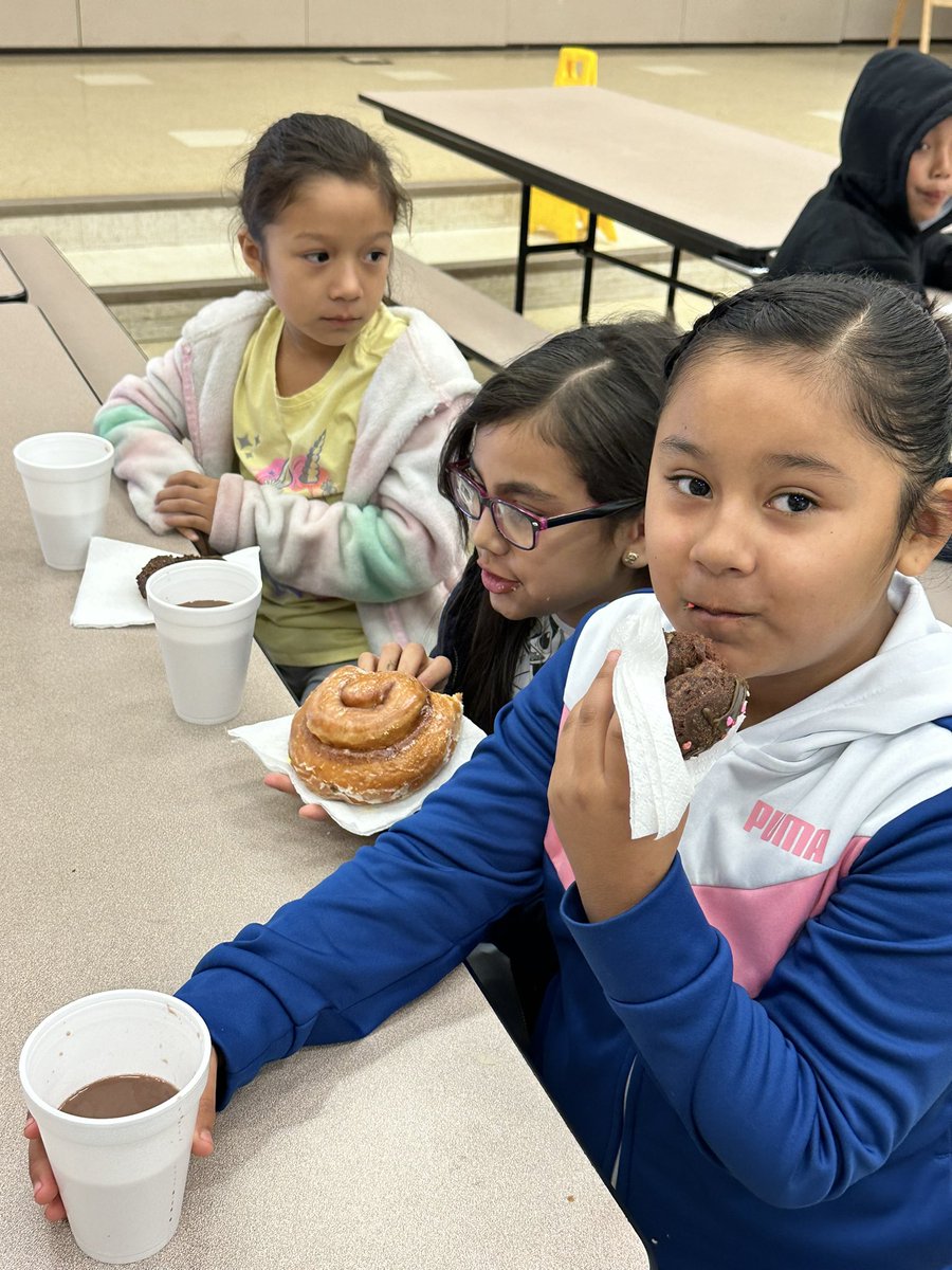 January’s iReady Celebration! Donuts and hot chocolate for passing 10 lessons in reading and 10 in math! Great job Huskies 🐾 <a href="/ChandraMendoz12/">Chandra Mendoza</a> <a href="/NataliGarza1/">Natali Garza</a> <a href="/visaliausd/">Visalia Unified School District</a>