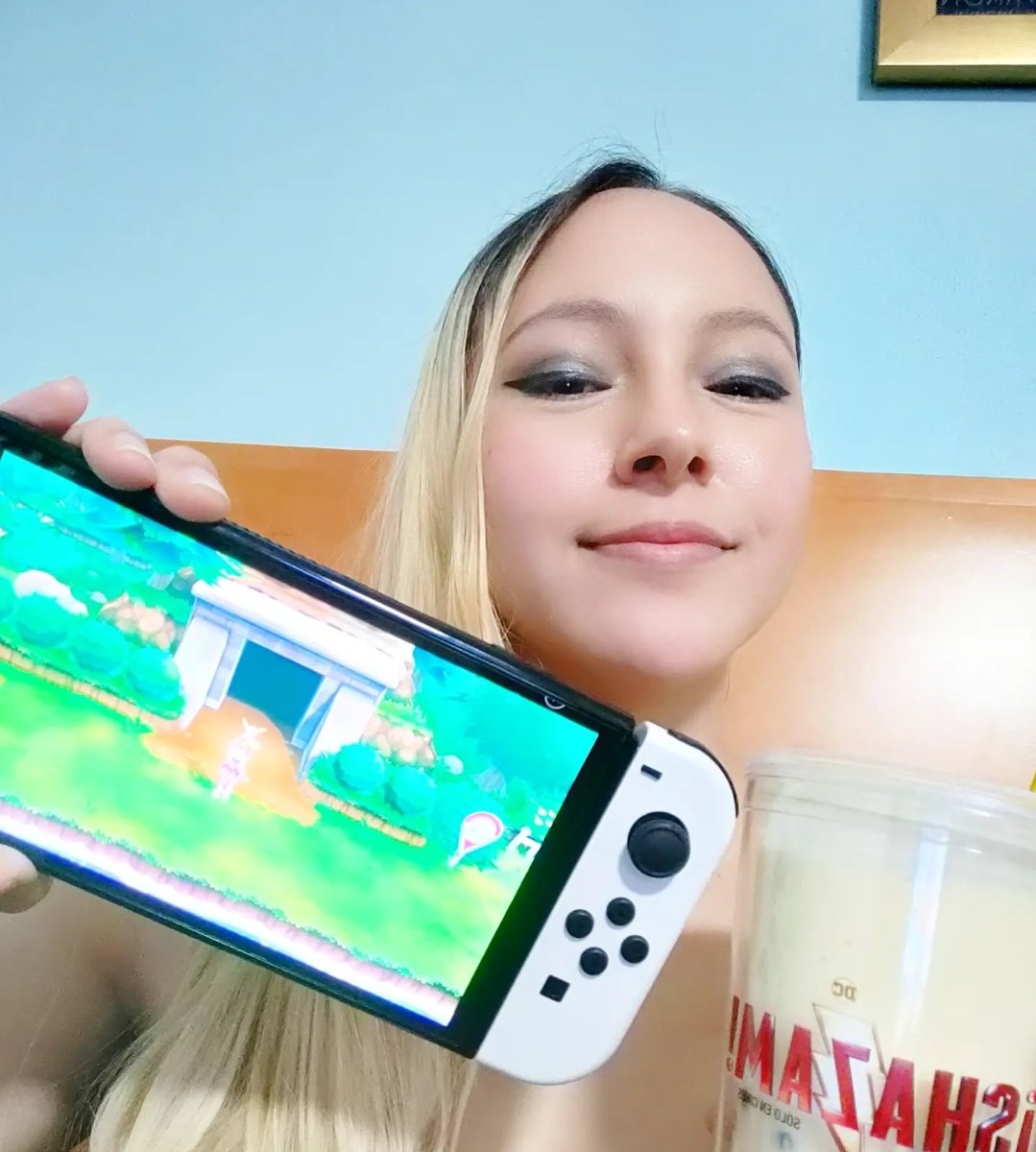 Fryze24's tweet photo. It's Friday!Chill time away from the heavy week❤️🎮🧋
Ecological tip: I bring my own Shazam cup and straw to get my tapioca bubble drink, to avoid waste💚🌱⚡
#friday #chill #chillvibes #nintendo #pokemon #switch #nintendoswitch #gaming #gamergirl #gamer #ecologicaltips #shazam https://t.co/WZEVYNCAF6