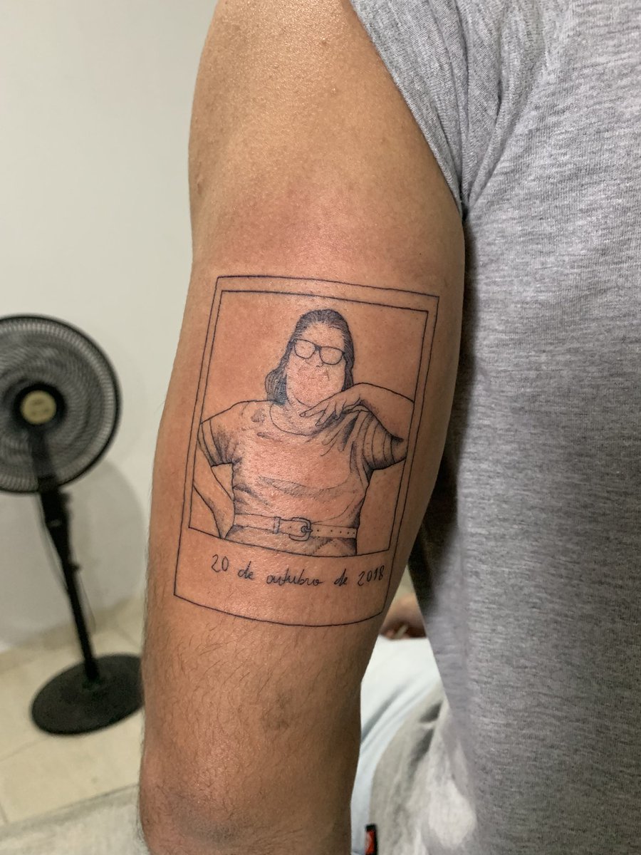 caioguedis's tweet photo. faz 1 ano e 4 meses que minha vó morreu, e quando eu decidi fazer uma homenagem, mas tava em dúvida em oq fazer

mas aí eu lembrei dessa foto e desse momento: ela falou que tava linda e pediu para eu tirar uma foto 🥹

tava linda mesmo, maria!! te amo https://t.co/llB7gkzJwl