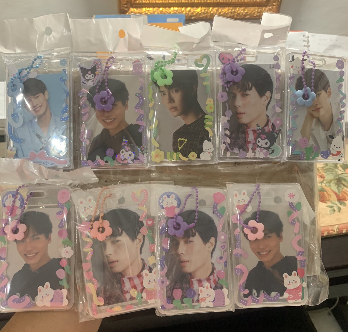 serendipiteco's tweet photo. Halo temen2 buat yang mau beli merch win bisa cod di venue lgsg yaa aku ada ready win,  bright ,dan jeff satur juga ada kipas dan card holder sanrio juga #Win1stFMJKT #WINreadyforJKT https://t.co/tpzwZYOic6