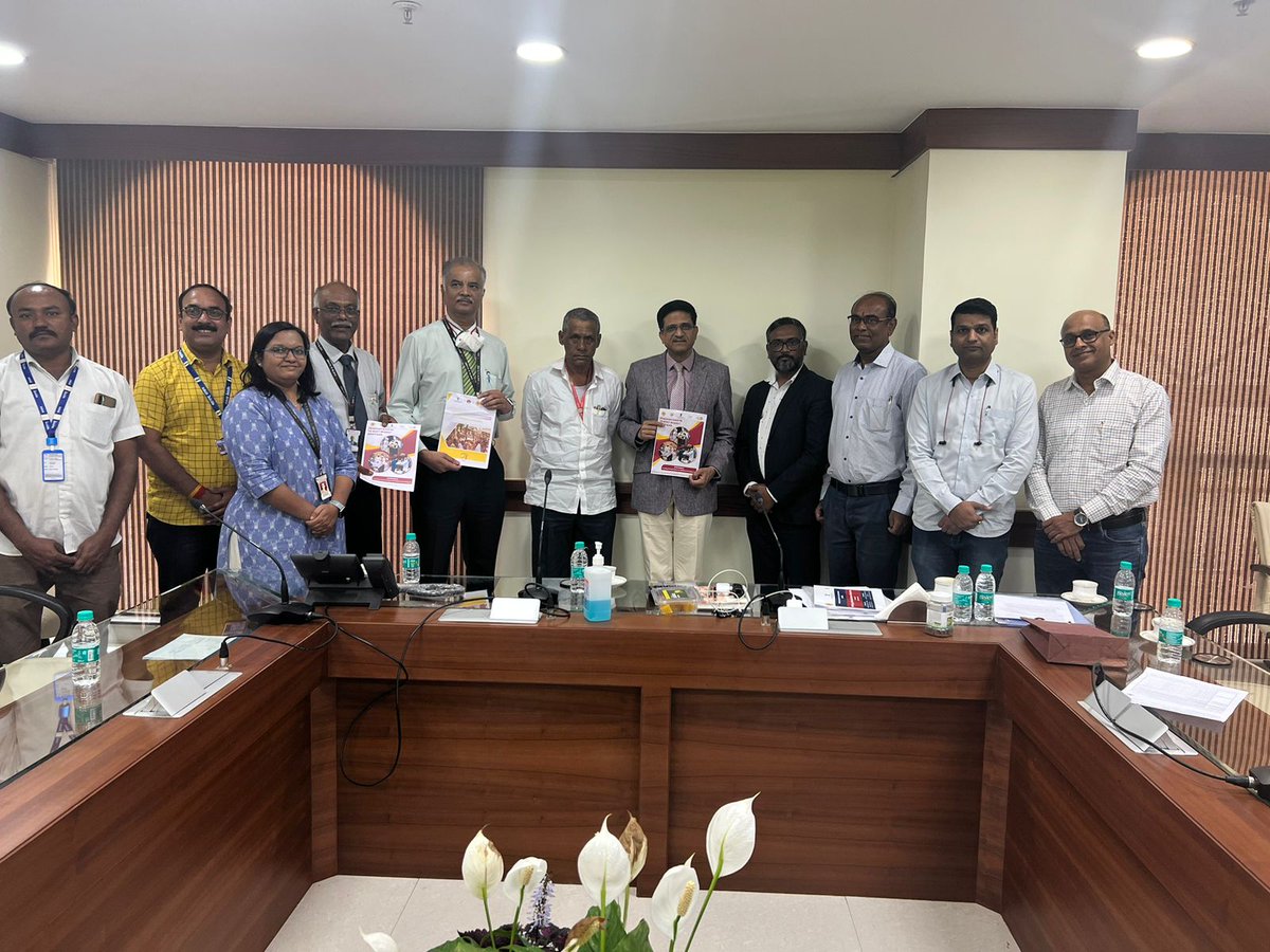DrRajivProvost's tweet photo. D.Dharma Rao, Nodal officer of Pradhan Mantri TB Mukt Bharat Abhiyan, New Delhi visited #SMCW and Symbiosis University Hopsital along with Dr Pote & Dr Sanjay Darade, District TB Officer.
SMCW & SUHRC are registered as Ni-kshay Mitra. https://t.co/PQSNUhM5HJ