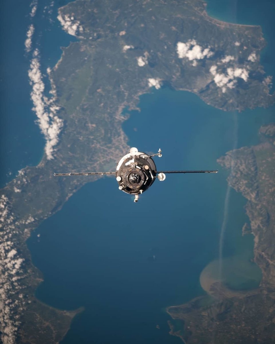 Непилотируемый корабль «Прогресс» приближается к МКС, перевозя 2,8 тонны продовольствия, топлива и снаряжения. 🛰️ На заднем плане виден остров Керкира (Корфу). 🌍