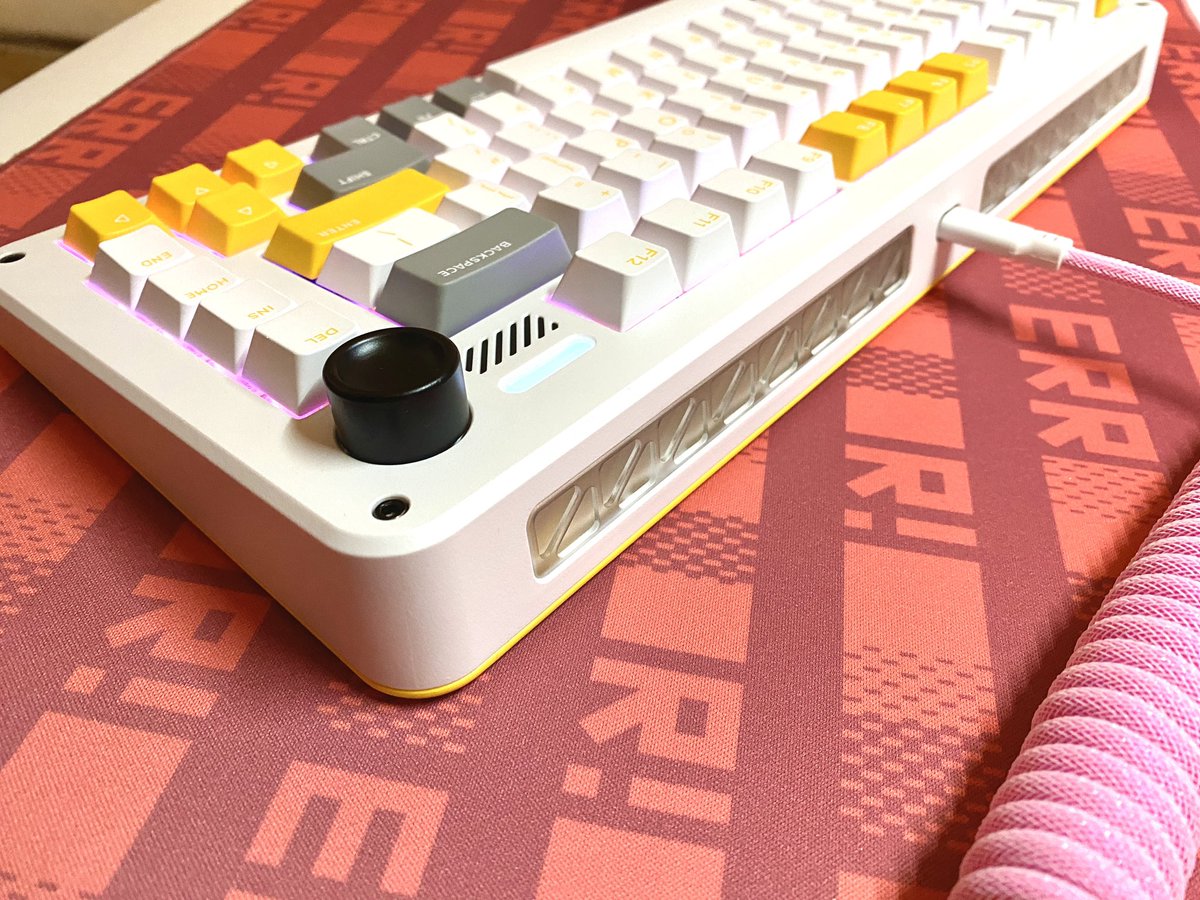 may_babystep's tweet image. my new keyboard &amp;amp; deskmat came~
also a gaming mouse 🐾

*IQUNIX ZX75 Gravity Wave ⌨️
*GMK Dracula ERR! 🎀
*Logicool G G502 X PLUS🖱

TTC SwitchのBOX仕様かわいい🌸
派手でどぎついデスクマットでしょ😹

#IQUNIX #LogicoolG #GMK #keyboard #desksetup