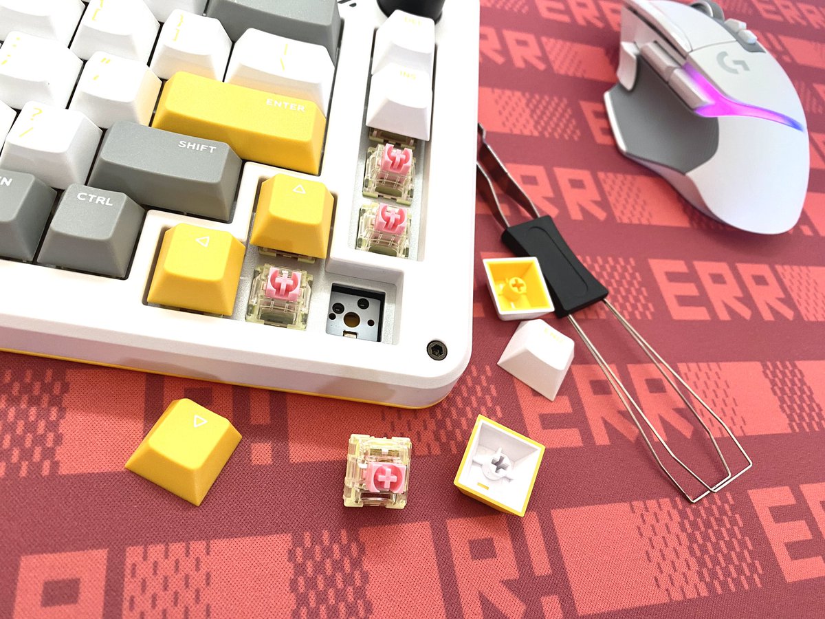 may_babystep's tweet image. my new keyboard &amp;amp; deskmat came~
also a gaming mouse 🐾

*IQUNIX ZX75 Gravity Wave ⌨️
*GMK Dracula ERR! 🎀
*Logicool G G502 X PLUS🖱

TTC SwitchのBOX仕様かわいい🌸
派手でどぎついデスクマットでしょ😹

#IQUNIX #LogicoolG #GMK #keyboard #desksetup