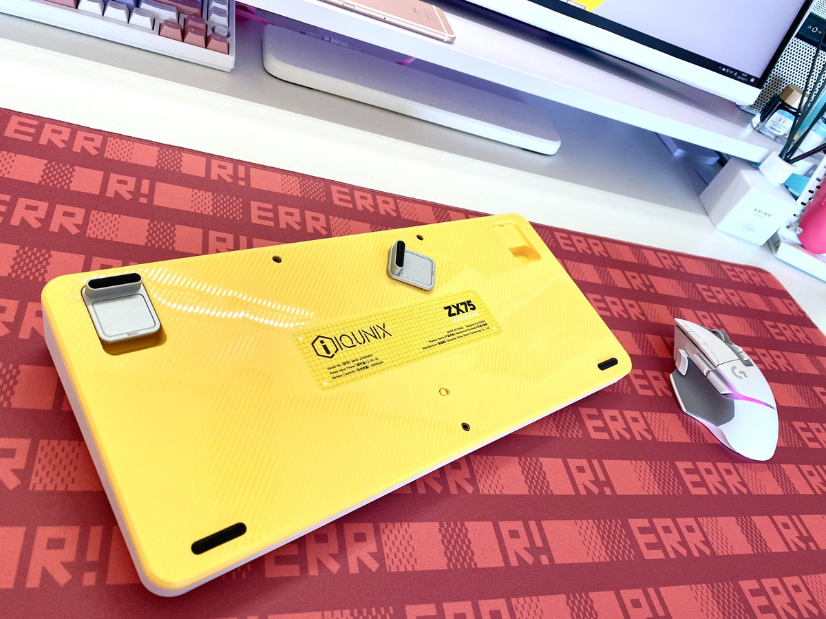 may_babystep's tweet image. my new keyboard &amp;amp; deskmat came~
also a gaming mouse 🐾

*IQUNIX ZX75 Gravity Wave ⌨️
*GMK Dracula ERR! 🎀
*Logicool G G502 X PLUS🖱

TTC SwitchのBOX仕様かわいい🌸
派手でどぎついデスクマットでしょ😹

#IQUNIX #LogicoolG #GMK #keyboard #desksetup