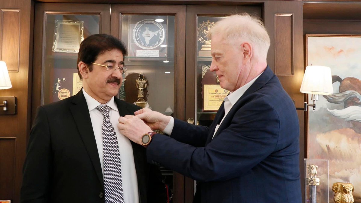EIcmei's tweet photo. FINNCHAM-Inducted Member of Finland Chamber of Commerce and Industry by Helkki Ratna chairman at Marwah Studios #finncham #memberoffinland #chamberofcommerce #marwahstudio #icmei https://t.co/aDlrCo6xmX