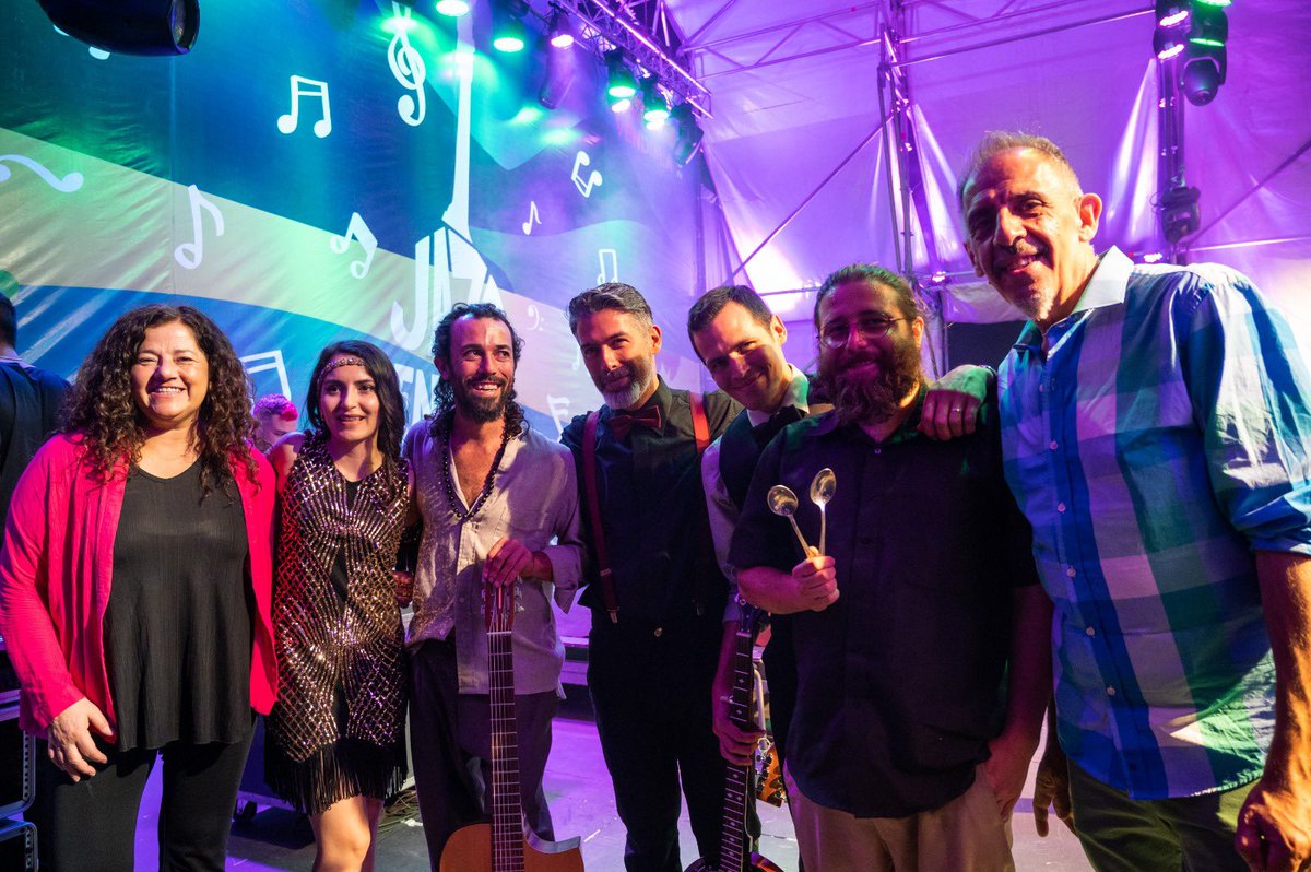 mendoza_tur's tweet photo. La ministra de Cultura y Turismo, Nora Vicario, presente en la primera noche de Jazz en el Lago junto a “Lady Bren &amp; Company” 🎷👏🏼 

#TemporadaVendimia https://t.co/kG4ueDjA5w