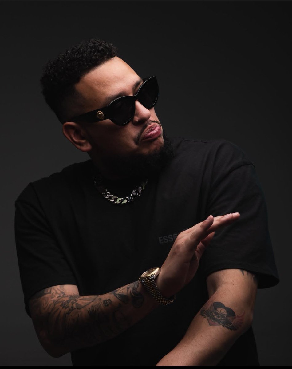 Nkosinathi_99's tweet image. No artist loved his country like Kiernan Forbes.. absolutely no one! AKA loved South Africa unashamedly and flew the flag high wherever he goes around the Globe.  A true compatriot who deserve a state funeral. A 7 days week of mourning must be declared, flags down! 🇿🇦  #RIPAKA