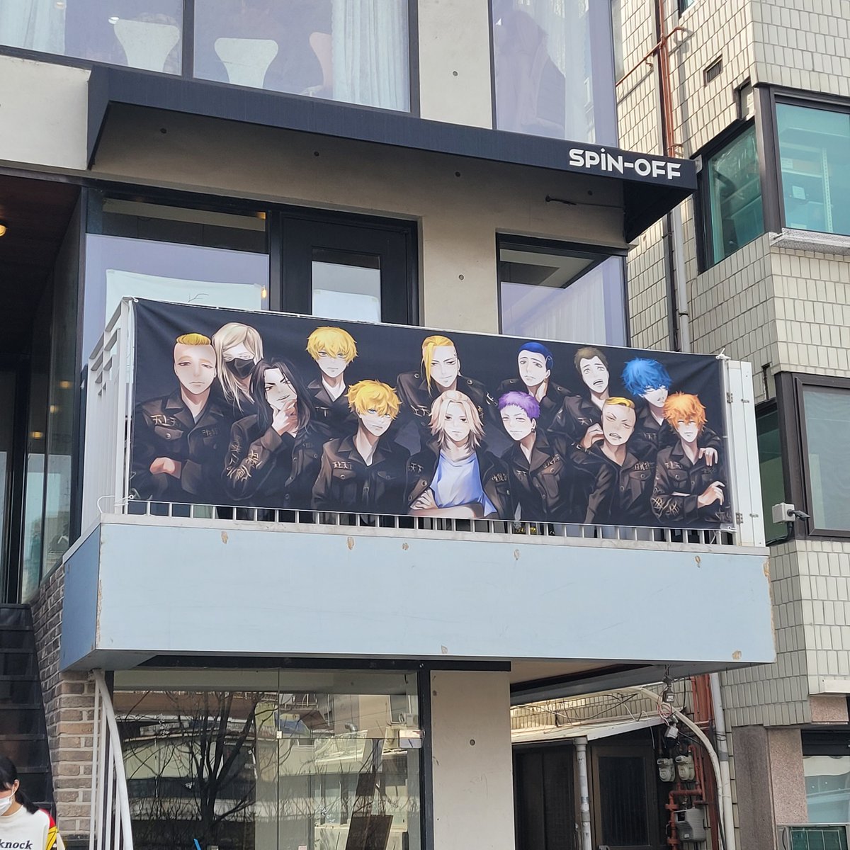 지나가는 행인 : 저거 뭐야? 아이돌이야?

돌돌 : ...