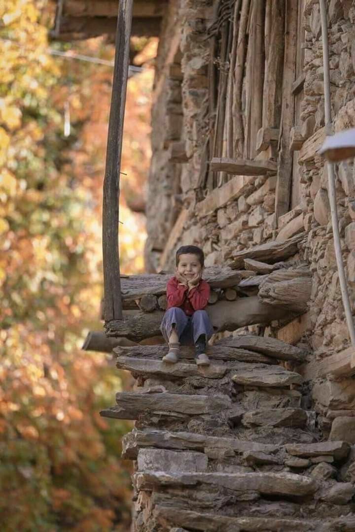 FNN_LMI50's tweet photo. كُن مَعَ الفَجرِ نَسمَةً توسِعُ الأَز
هارَ شَمساً وَتارَةً تَقبيلا

وَمَعَ اللَيلِ كَوكَباً يُؤنِسُ الغا
باتِ وَالنَهرَ وَالرُبى وَالسُهولا

لا دُجى يَكرَهُ العَوالِمَ وَالنا
سَ فَيُلقي عَلى الجَميعِ سُدولا

أَيُّهَذا الشاكي وَما بِكَ داءٌ
كُن جَميلاً تَرَد الوُجودَ جَميلا https://t.co/I5DETnAmwn