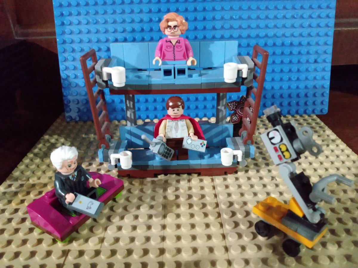 GonzoJeanAnn's tweet image. #Papa &amp;amp; Pals gets a couple #blastfromthepast #fanfave characters -- Mr #BobNewby &amp;amp; #BarbaraHolland! Hey @MatthewModine should #Brenner ask what's it's like after death? Better if #EDDIEMUNSON asks? Fill 'em in on #strangerthings, chief! #josephquinn @shannonpurser #justiceforBarb