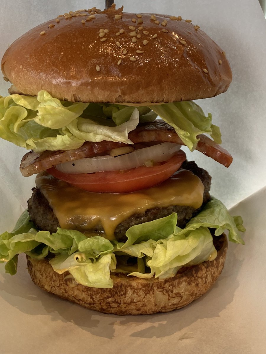 AbeSiwako's tweet photo. 今日は旦那ちゃんが行きたがっていた
バーガー屋さんに
#ROUTE38
#ベーコンレタスバーガー https://t.co/Sxnt6afdwH