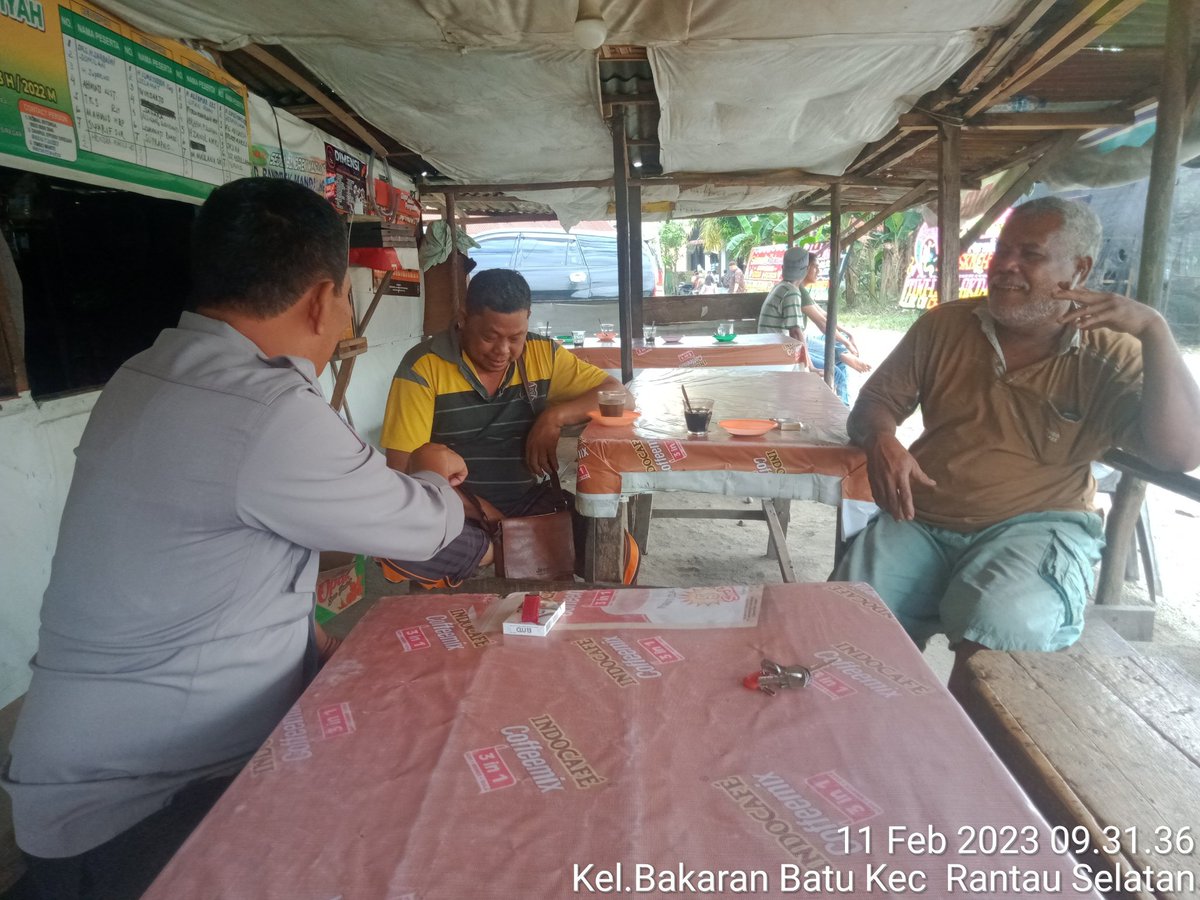 Santai dengan warga sambil nunggu kopi.
#kapoldasumut
#kapoldasumaterautara
#poldasumut
#poldasumaterautara
#PolresLabuhanbatu