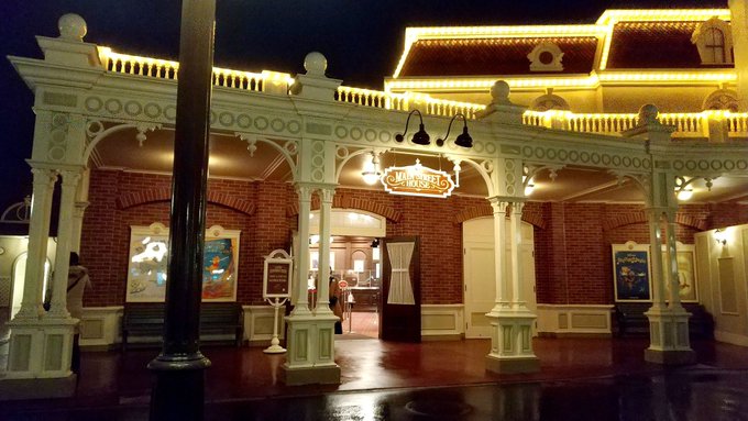 昨日は極寒の雪&雨の中ディズニーの貸切ナイトだったんですが、入場時のバタバタでお気に入りのタオルをなくしてしまって、夜だし雨だし無理だろなあと思いながらも帰りにメインストリートハウスに寄ったら届いてましたありがとうございます…さすが夢の国やで…(今お洗濯して干してる) 