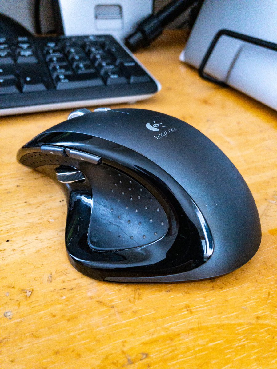 takamizu56's tweet photo. LogicoolのMX-Revoluton やっぱ使いやすいわー(^-^) #logicool #mxrevolution #mouse https://t.co/BifO06FBqW