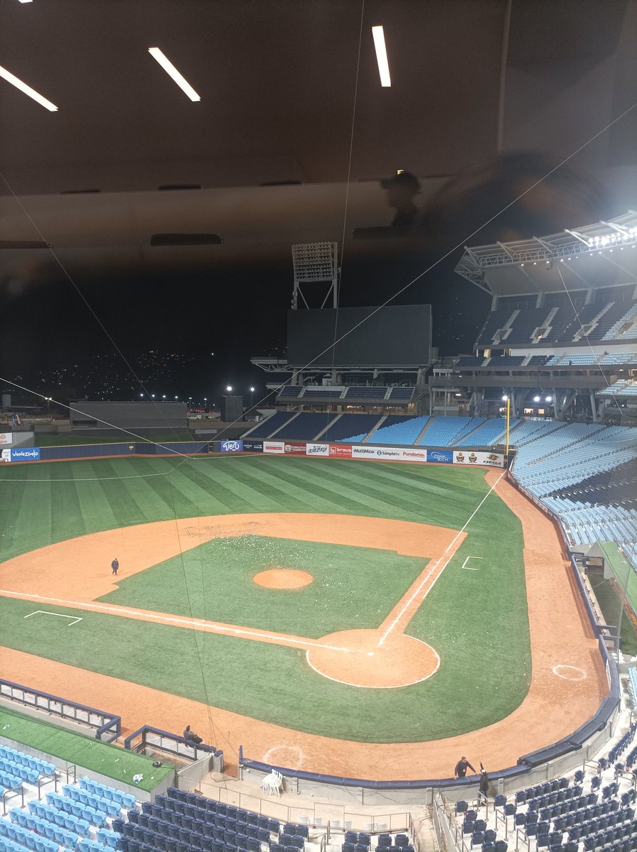 Se apagan las luces en el estadio Monumental Simón Bolívar de La Rinconada ¿Qué pasará con este estadio en los próximos meses? Lo sabremos pronto. Todos los comentarios aquí fueron positivos. Los extranjeros lo dicen. Los llenazos así lo indicaron. Una Serie del Caribe notable.
