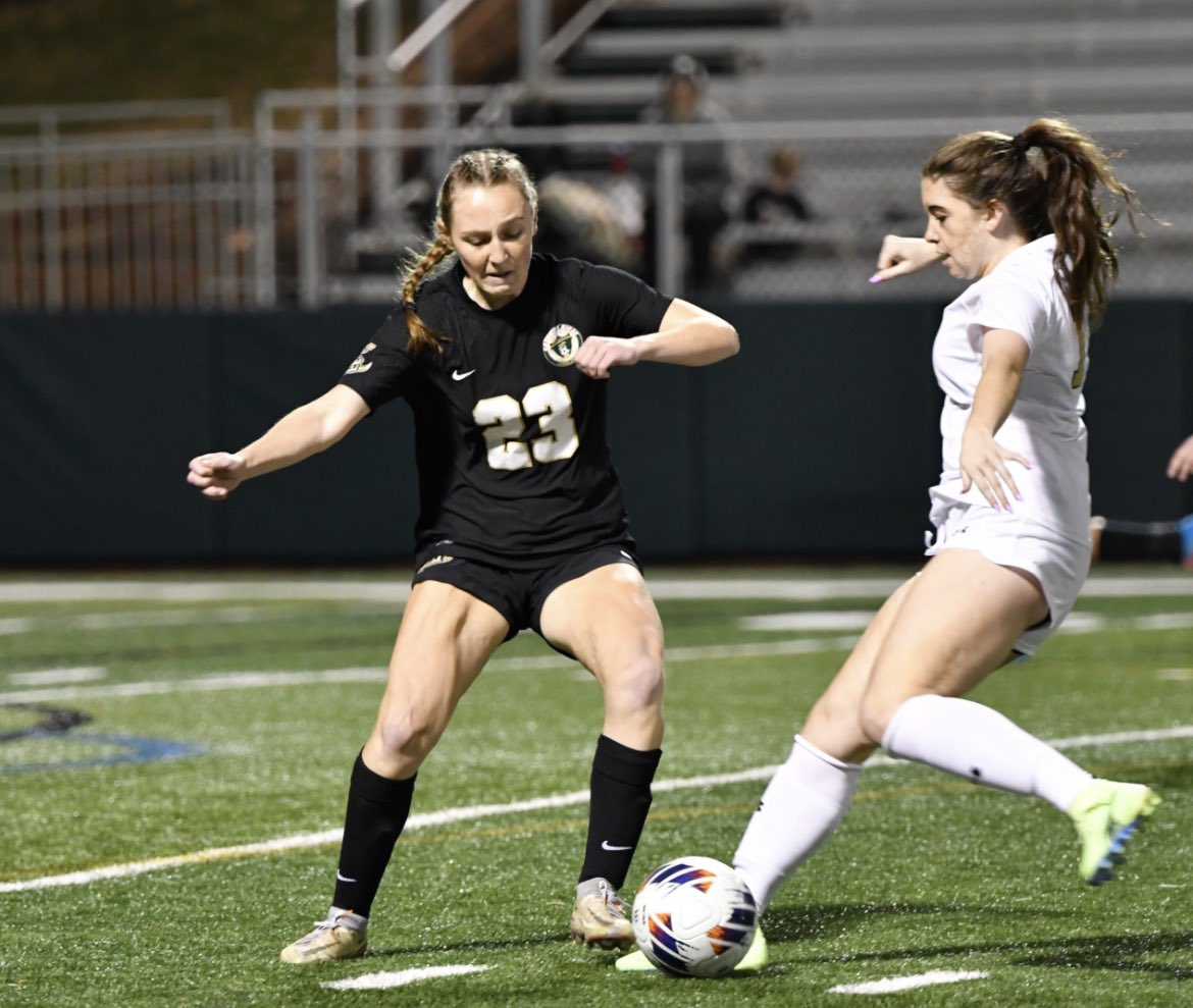 CRHS_GirlSoccer's tweet photo. Photos from our first friendly
vs @RBHSwomensoccer 

Our Amazing Alumni Mom @amh609 stopped by and got some 📸 https://t.co/Ijv0xEDTBu