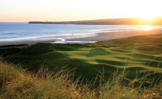 A gorgeous sunset at the 6th at #LahinchGolfClub to brighten up your Friday  morning🌞⛳️😎 #views #sunset #golfviews #EuropeanTour #WAW #golfireland #southwestireland #lahinch #lahinchgolflinks #linksgolftravel #linksgolftours #golf #golfing #instagolf #ireland #irish