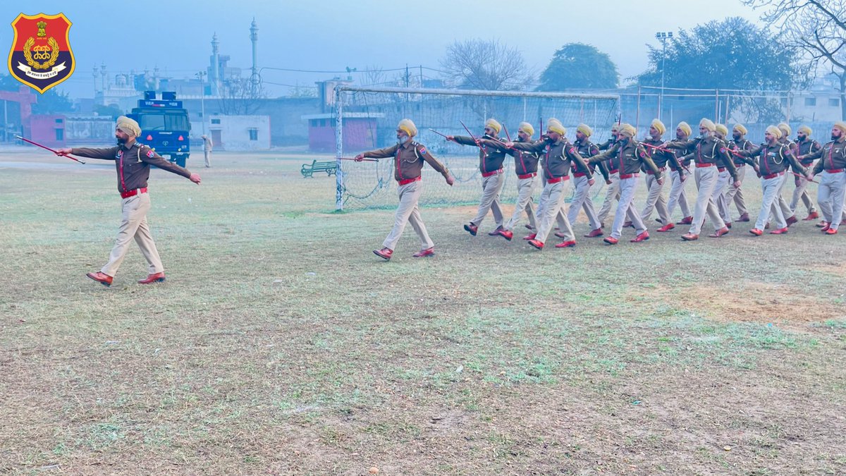 MalerkotlaPol's tweet image. In order to maintain discipline and physical fitness in the police personnel, #GeneralParade of police officials was conducted under the supervision of SSP Malerkotla. 
Certificates were given to officials with good work and orderly room was held to address their grievances.